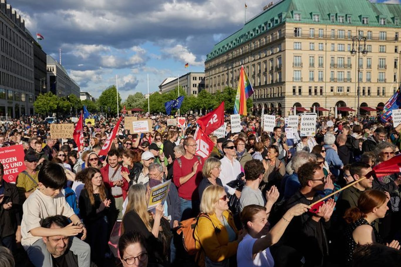 Nach dem Angriff auf den SPD-Europaabgeordneten Ecke findet vor dem Brandenburger Tor eine Solidaritätskundgebung statt. Der Europaabgeordnete Ecke war beim Plakatieren im Dresdner Stadtteil Striesen angegriffen und schwer verletzt worden