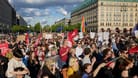 Nach dem Angriff auf den SPD-Europaabgeordneten Ecke findet vor dem Brandenburger Tor eine Solidaritätskundgebung statt. Der Europaabgeordnete Ecke war beim Plakatieren im Dresdner Stadtteil Striesen angegriffen und schwer verletzt worden