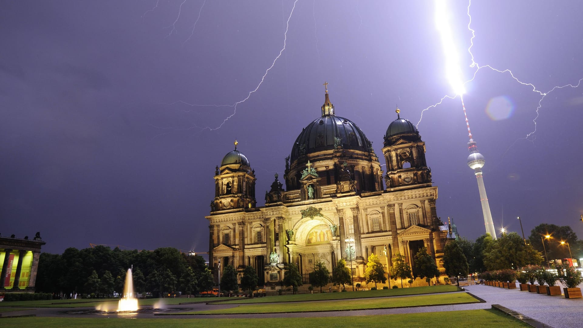 20.06.2013 Gewitter in Berlin 20.06.2013/ Germany/ Berlin/ Gewitter in Berlin - Berliner Dom Gesellschaft Wetter