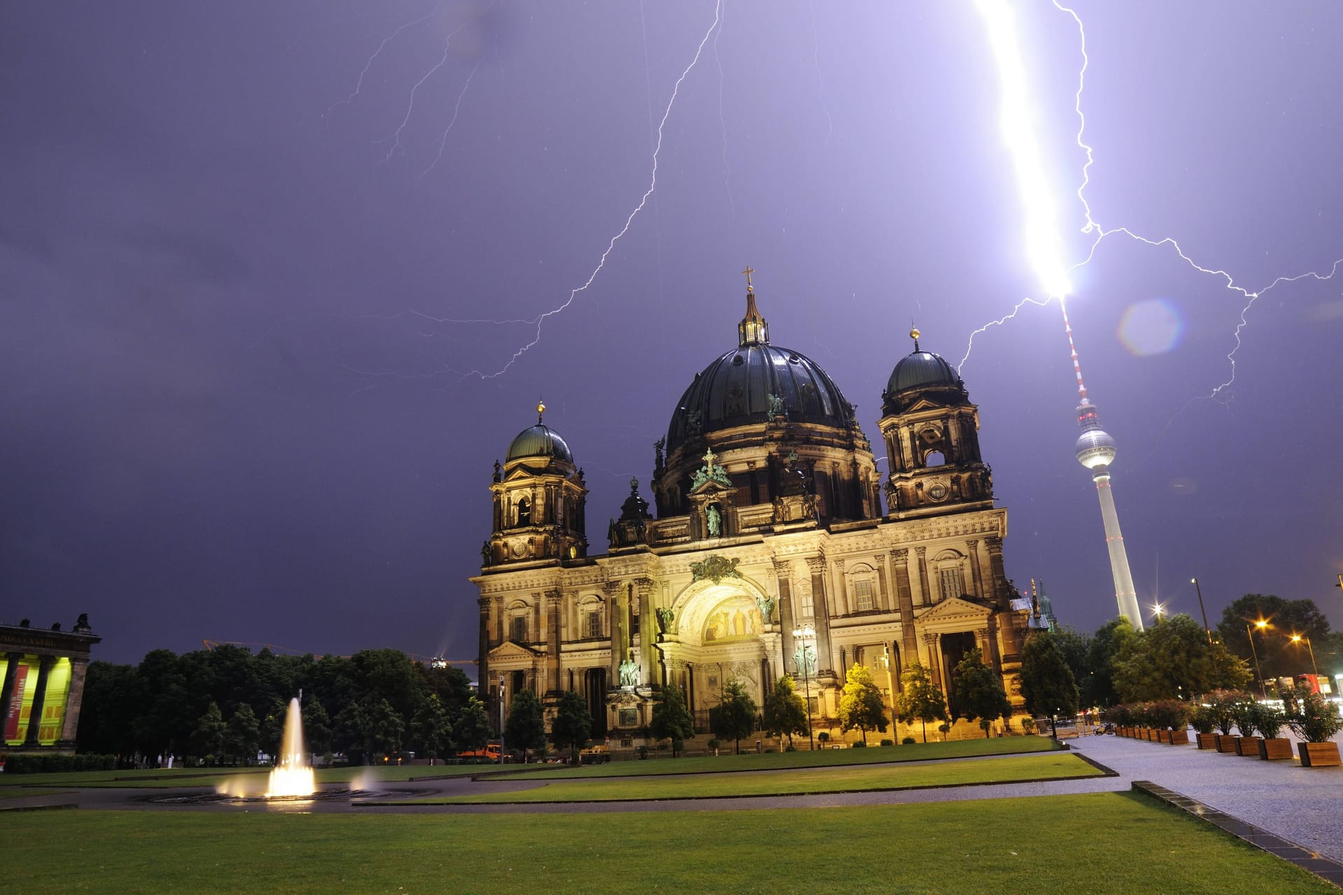 20.06.2013 Gewitter in Berlin 20.06.2013/ Germany/ Berlin/ Gewitter in Berlin - Berliner Dom Gesellschaft Wetter