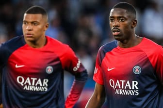 Kylian Mbappé und Ousmane Dembélé (r.): Die beiden werden in der kommenden Saison nicht mehr zusammen bei Paris Saint-Germain spielen.