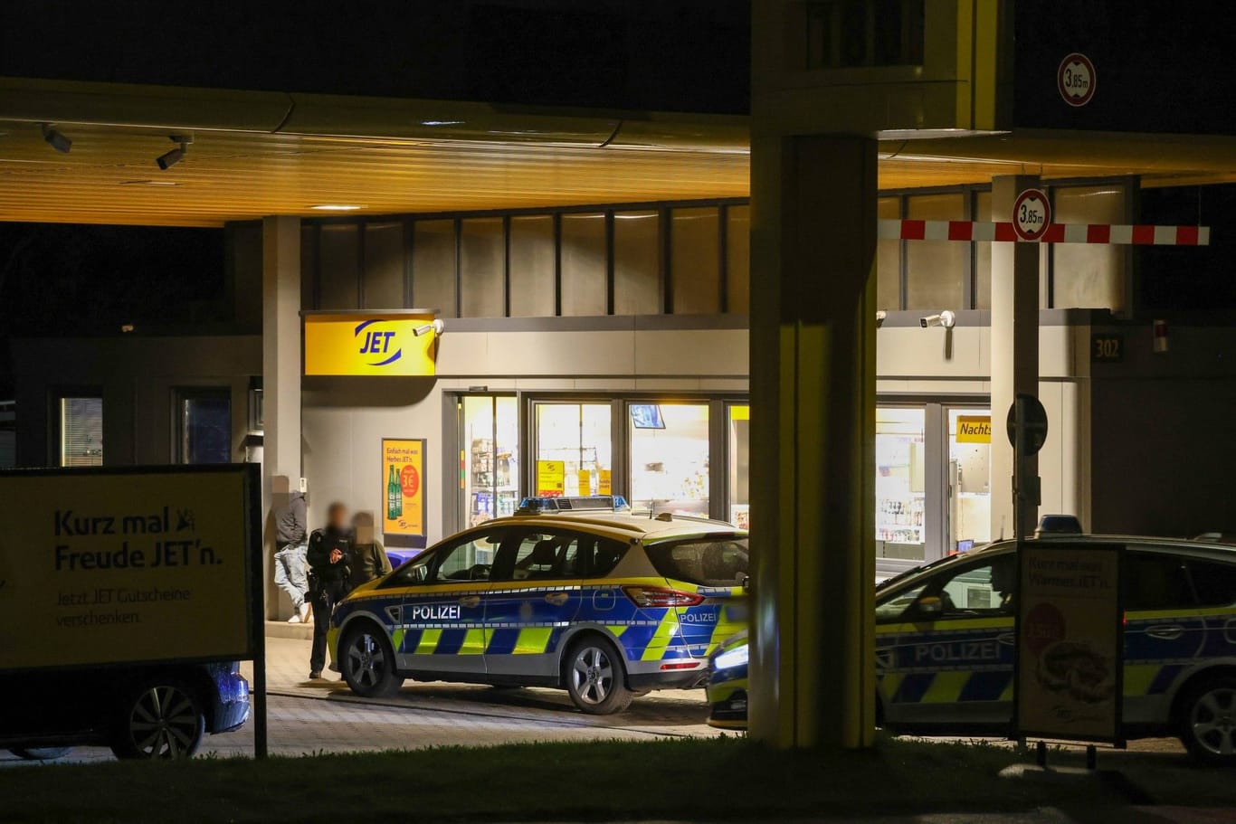 Eine Tankstelle (Archivbild): In Berlin hat die Polizei zwei Räuber festgenommen.