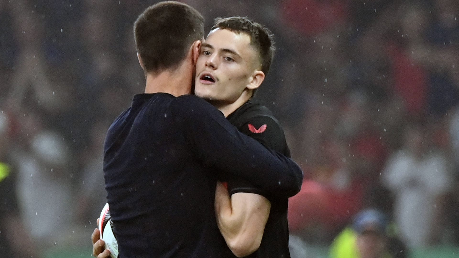 Mitten im Pokalfinale: Leverkusen-Trainer Alonso (li.) umarmt Florian Wirtz.