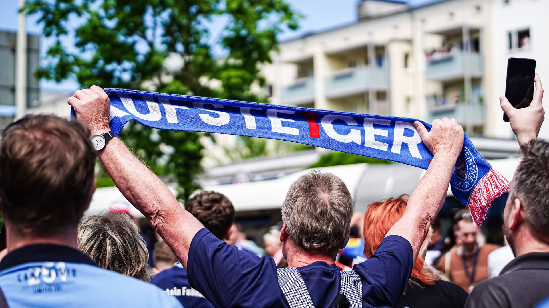 Fans bei der Kieler Aufstiegsfeier (Symbolfoto): Ein Vorfall an der A7 beschäftigt die Polizei. Fans bei der Kieler Aufstiegsfeier (Symbolfoto): Ein Vorfall an der A7 beschäftigt die Polizei.