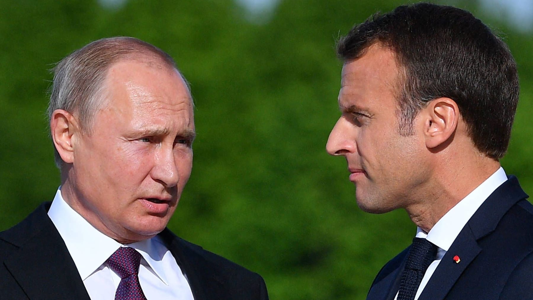 Ukraine: Macron spricht über Angriffe auf russische Stützpunkte, Putin droht...