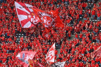 Applaus für eine Legende: Die Lauterer Fans im Berliner Olympiastadion vor dem DFB-Pokalfinale gegen Bayer Leverkusen.