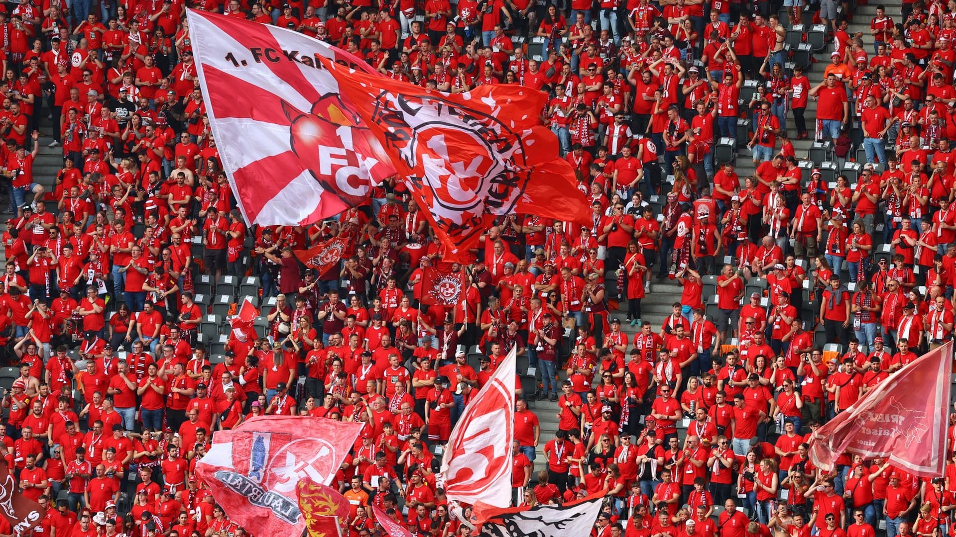 Applaus für eine Legende: Die Lauterer Fans im Berliner Olympiastadion vor dem DFB-Pokalfinale gegen Bayer Leverkusen.