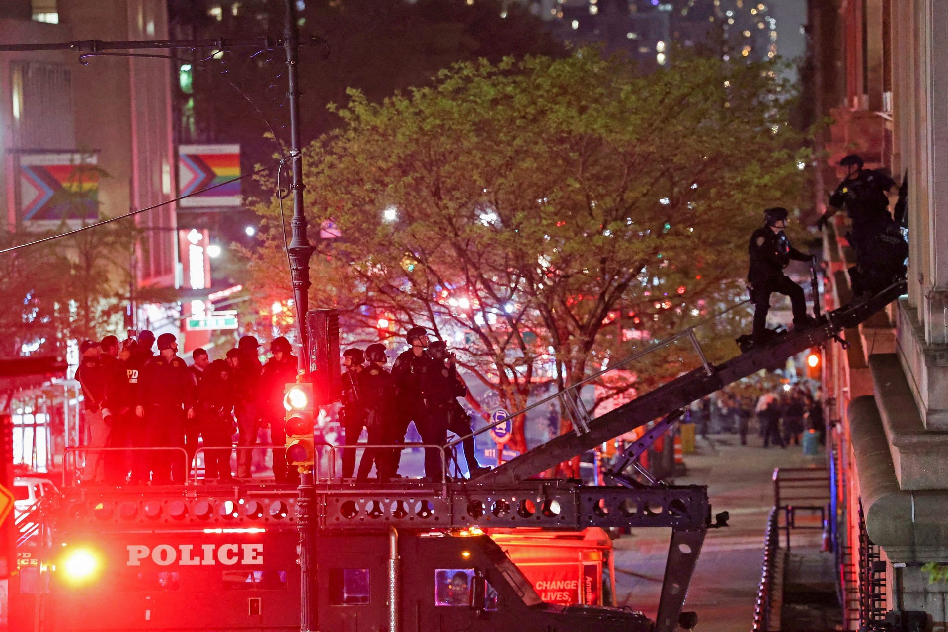 Mit einem Spezialfahrzeug mit hydraulischer Hebebühne stürmt die New Yorker Polizei das Uni-Gebäude.