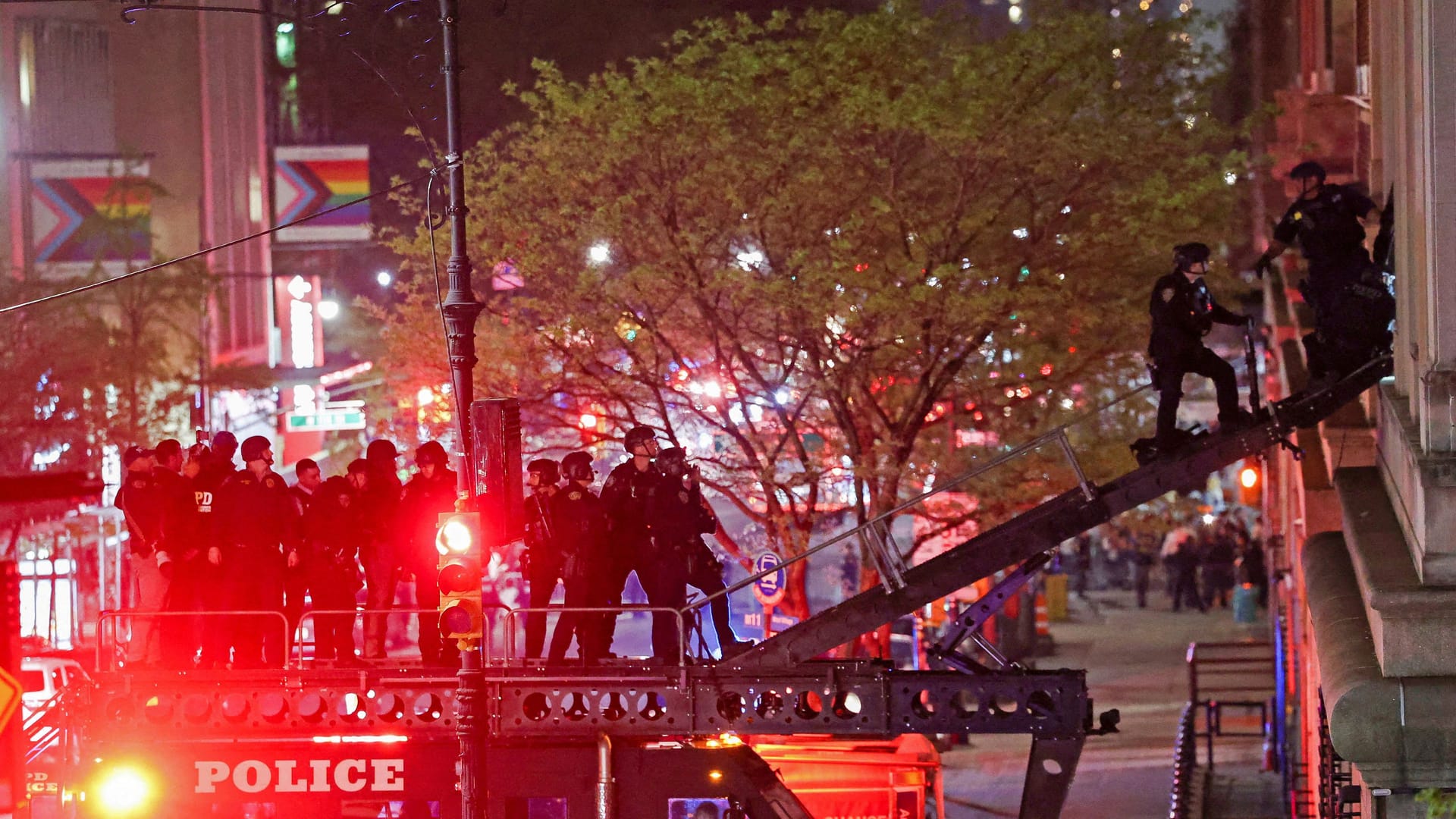 Mit einem Spezialfahrzeug mit hydraulischer Hebebühne stürmt die New Yorker Polizei das Uni-Gebäude.