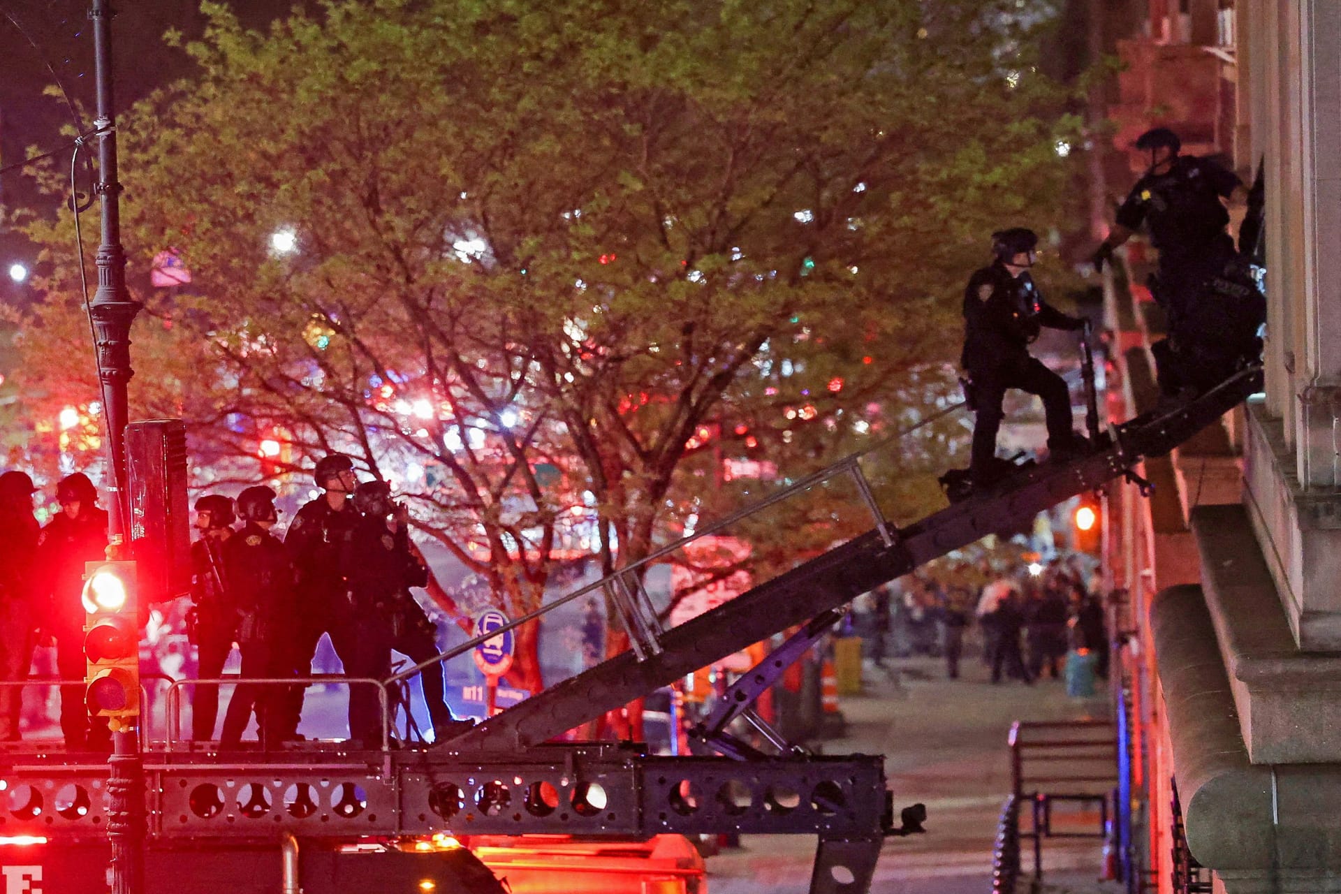 Mit einem Spezialfahrzeug mit hydraulischer Hebebühne stürmt die New Yorker Polizei das Uni-Gebäude.