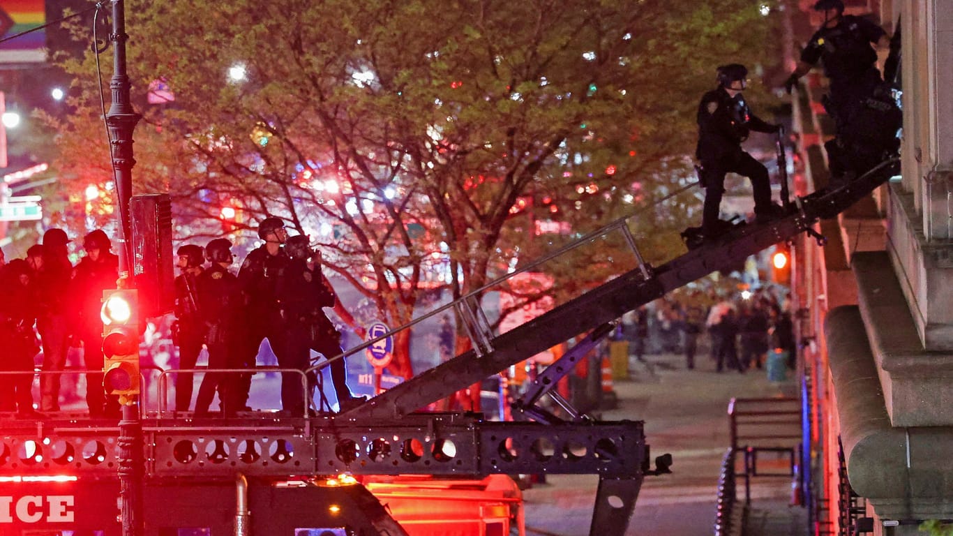Mit einem Spezialfahrzeug mit hydraulischer Hebebühne stürmt die New Yorker Polizei das Uni-Gebäude.