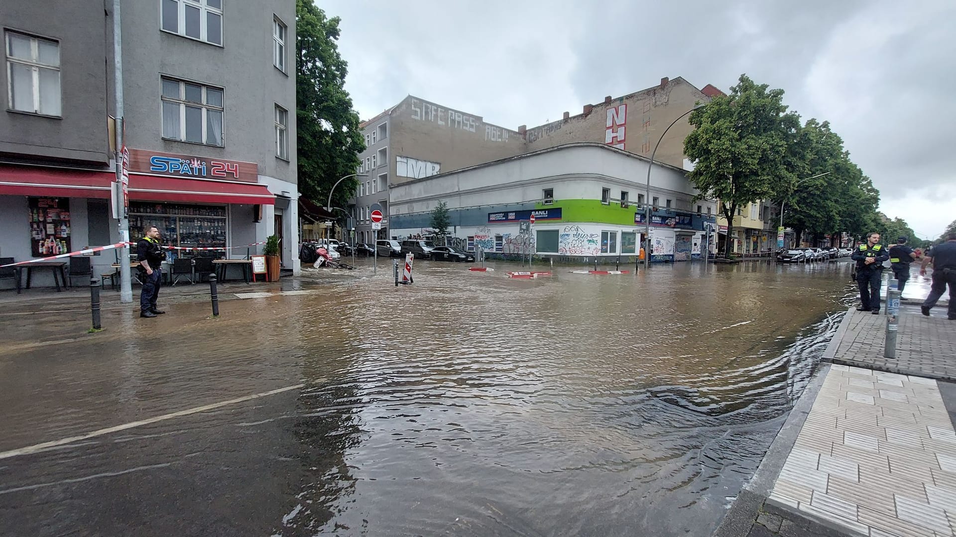 Die Sonnenallee in Neukölln am Dienstagmorgen: Nach einem Wasserrohrbruch auf der Sonnenallee wird es am Dienstag wohl längere Einschränkungen geben.