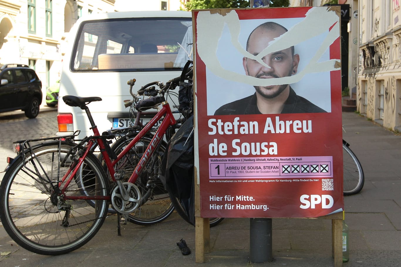 Ein SPD-Wahlplakat wurde mutwillig beschädigt: Jungpolitiker Olcay Aydik hat sich beim Versuch, ein herunter gerissenes Wahlplakat aufzuhängen, verletzt.