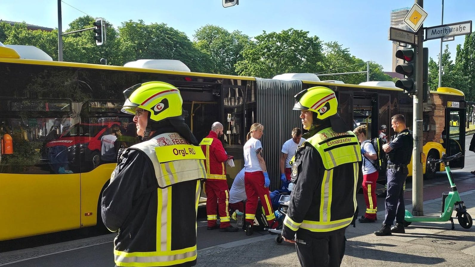 Rettungseinsatz in Spandau nach Busunfall