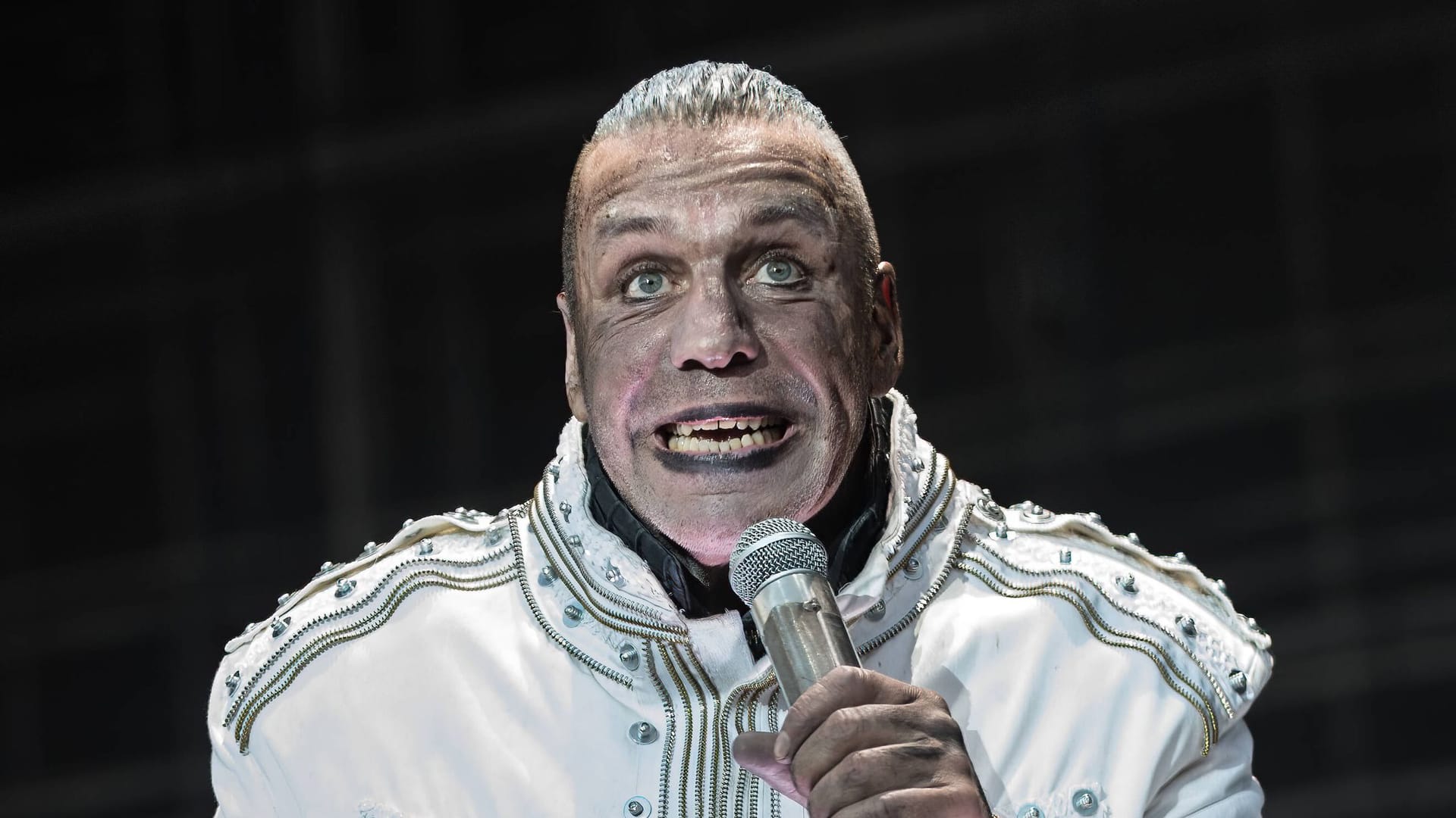 Rammstein-Sänger Till Lindemann bei einem Auftritt (Archivfoto): Leiden seinetwegen bedrohte Vögel in Dresden?