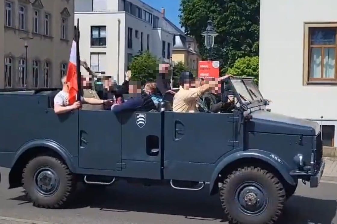 Ausflügler in Dresden am Männertag: Die Polizei stoppte den Wagen.