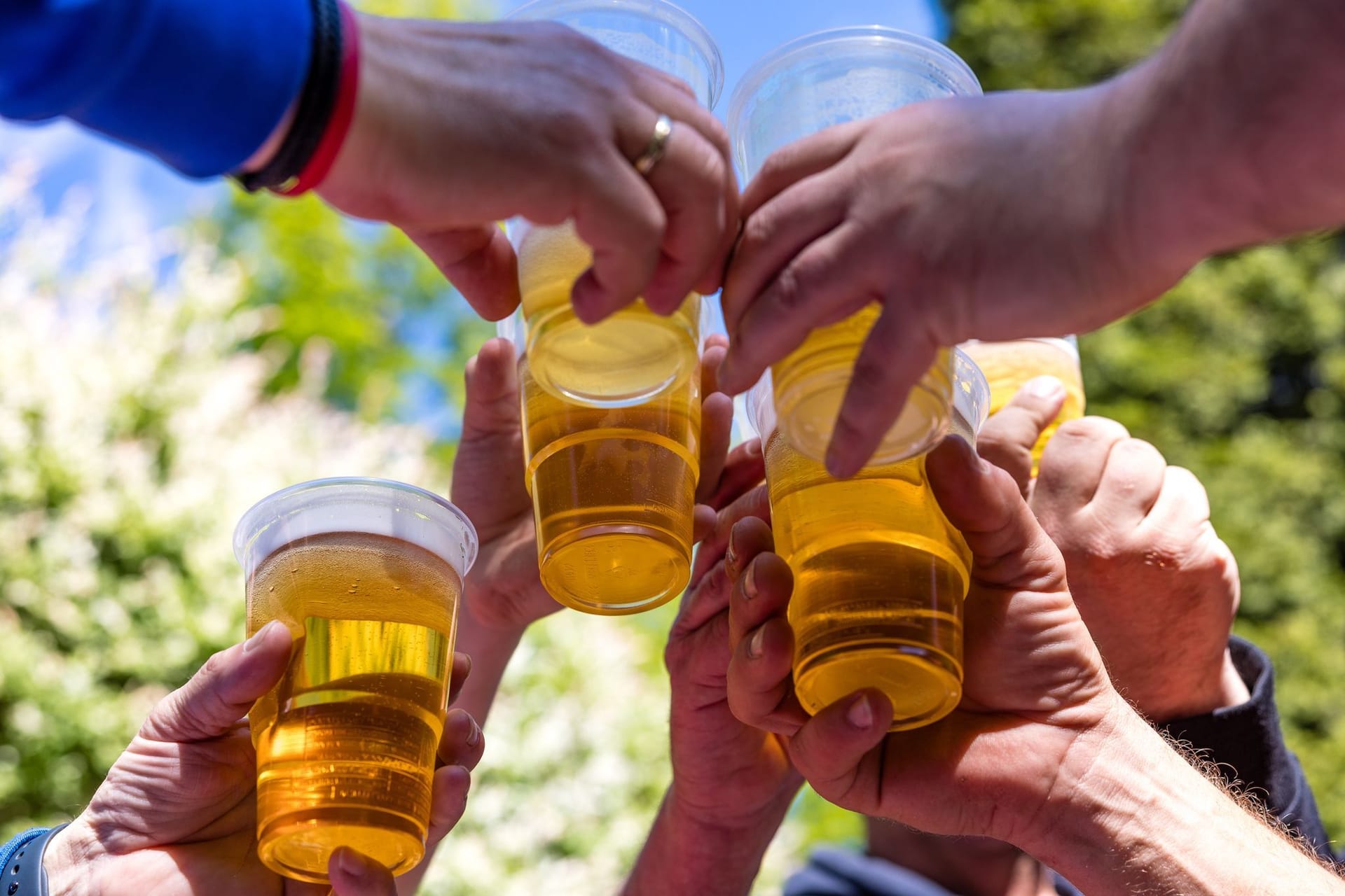 Bier schmeckt in der Sonne noch besser: In diesen Regionen bleibt das Wetter auch nach dem Vatertag schön.