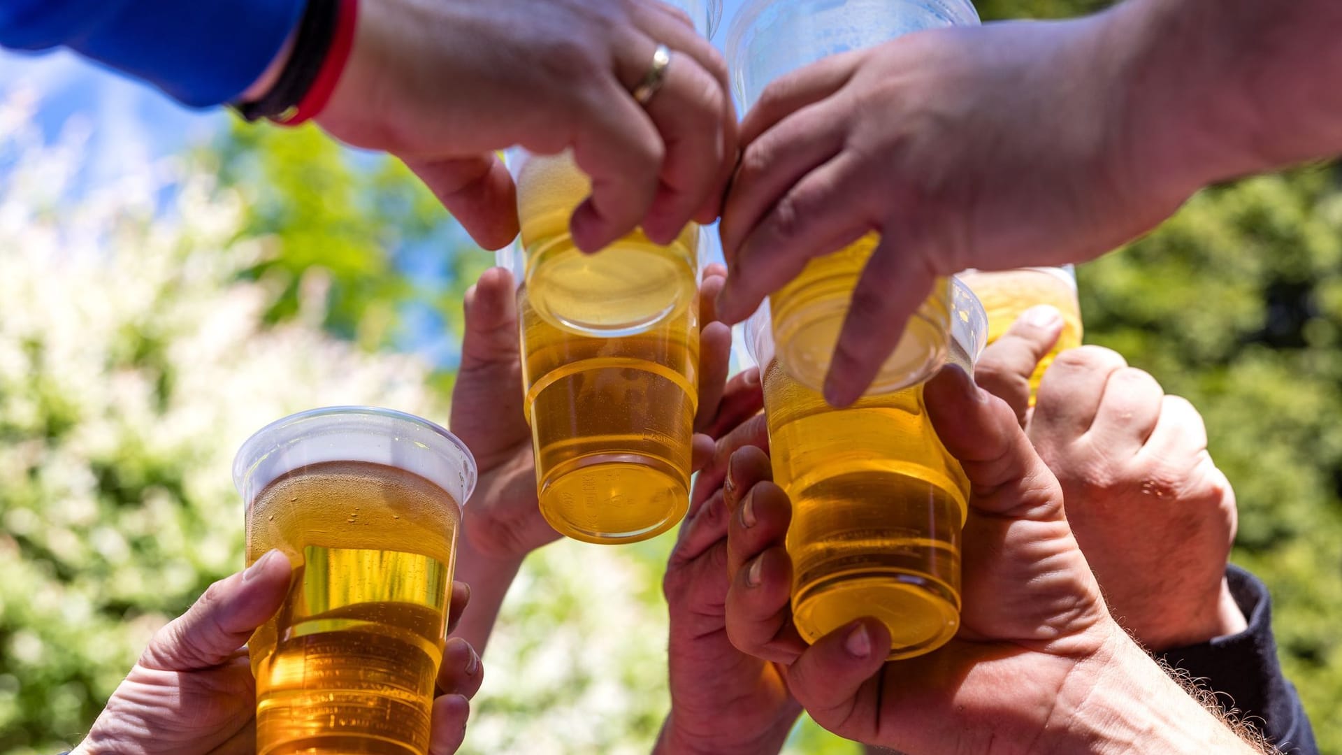 Bier schmeckt in der Sonne noch besser: In diesen Regionen bleibt das Wetter auch nach dem Vatertag schön.