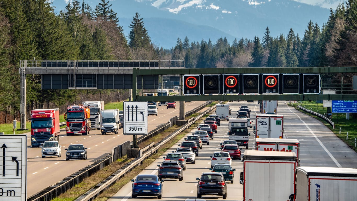 Ferienverkehr auf der Autobahn A8 (Archivfoto): Zu Pfingsten dürfte es hier wieder voll werden.