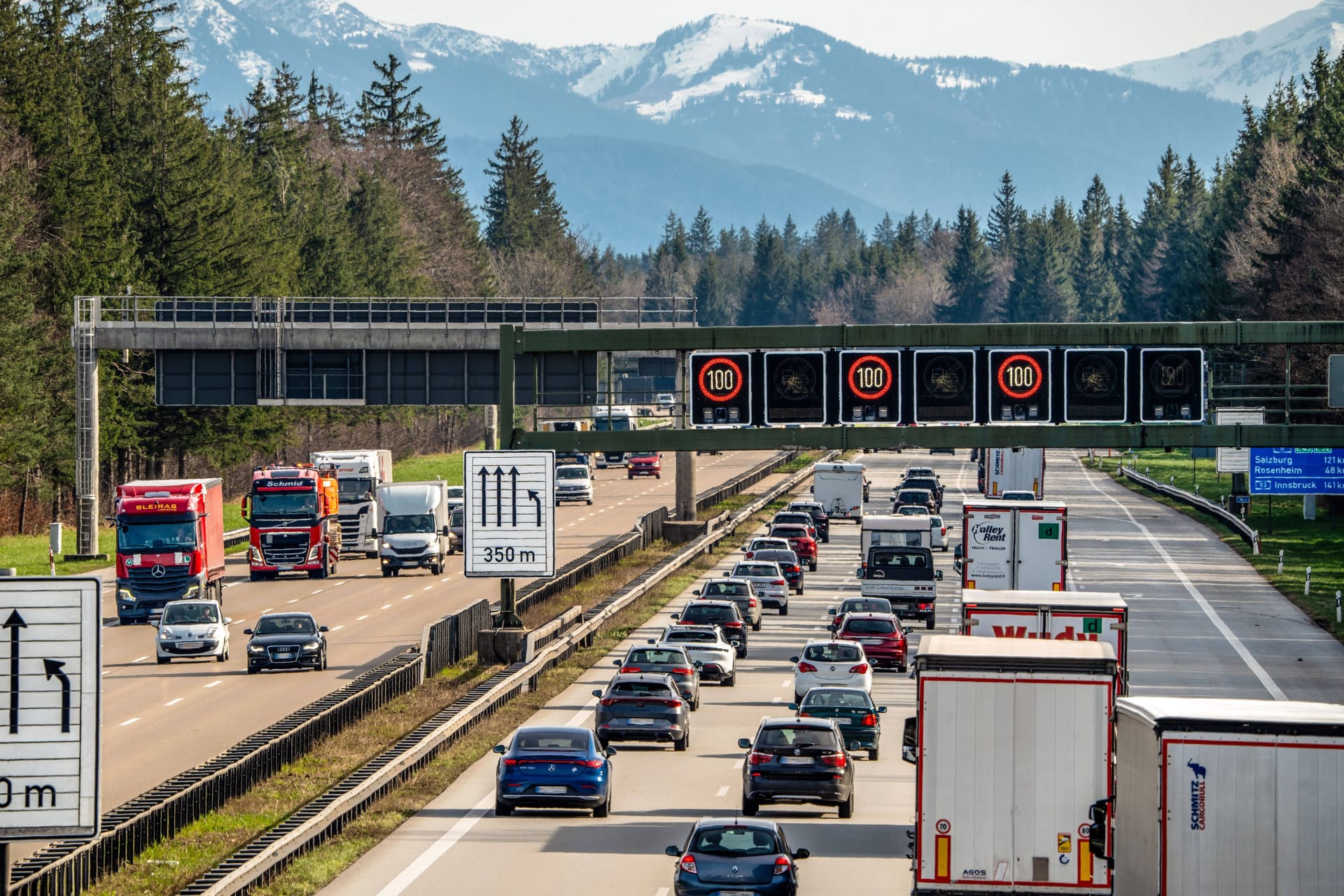 Ferienverkehr auf der Autobahn A8 (Archivfoto): Zu Pfingsten dürfte es hier wieder voll werden.