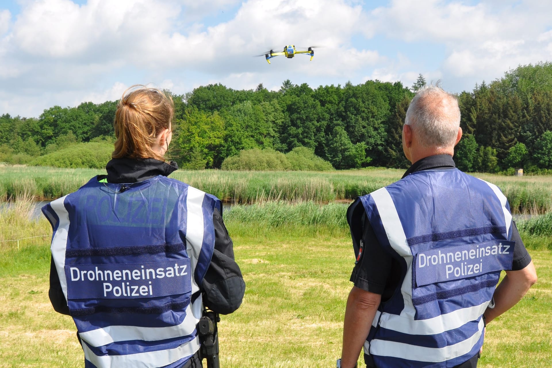 Ein Drohnenteam der Polizei: Mit 18 Drohnen haben insgesamt 60 Einsatzkräfte die Oste abgesucht.