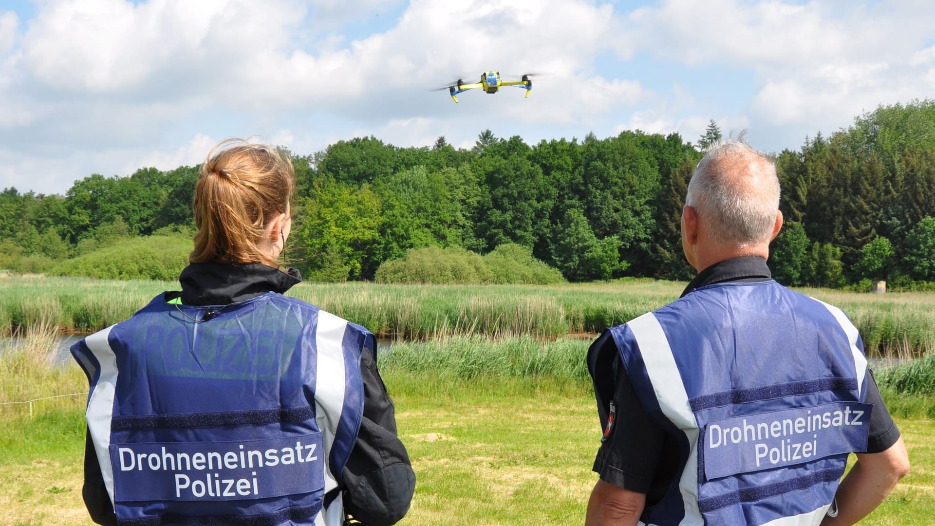 Ein Drohnenteam der Polizei: Mit 18 Drohnen haben insgesamt 60 Einsatzkräfte die Oste abgesucht.