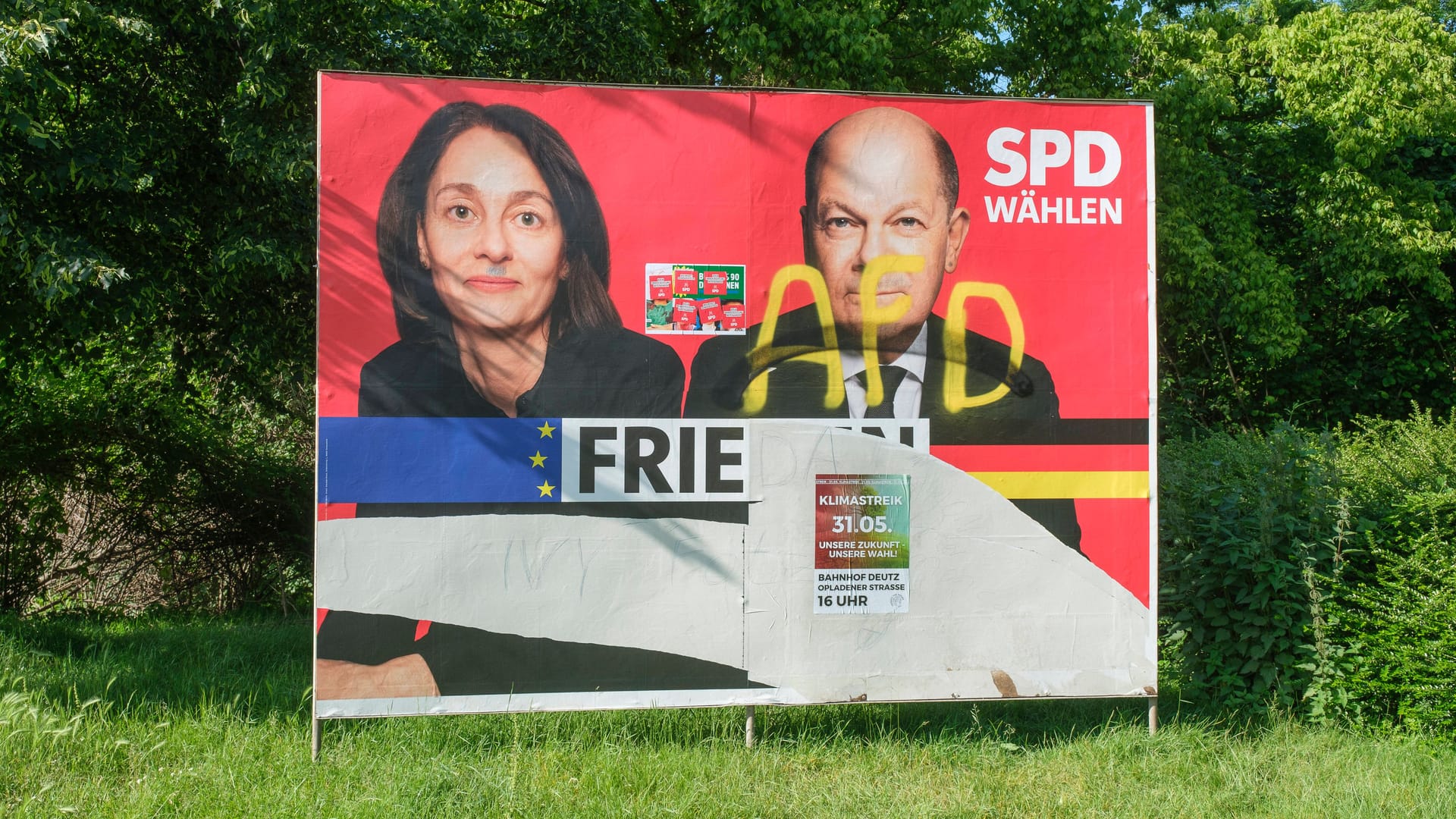 Ein beschädigtes und beschmiertes Wahlplakat der SPD in Köln: Bei einer Umfrage zur Europawahl verliert die SPD.