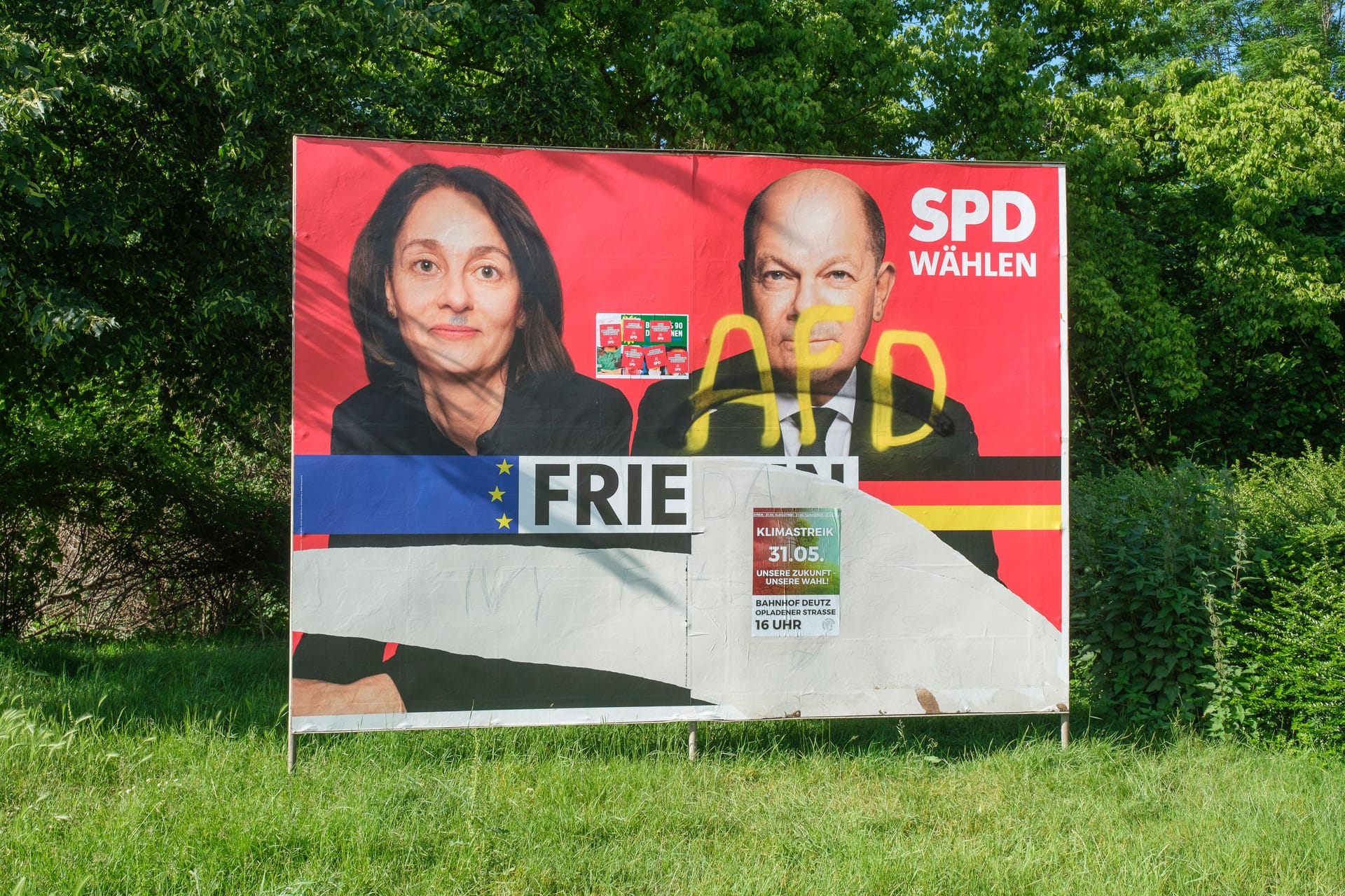 Ein beschädigtes und beschmiertes Wahlplakat der SPD in Köln: Bei einer Umfrage zur Europawahl verliert die SPD.