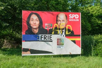 Ein beschädigtes und beschmiertes Wahlplakat der SPD in Köln: Bei einer Umfrage zur Europawahl verliert die SPD.
