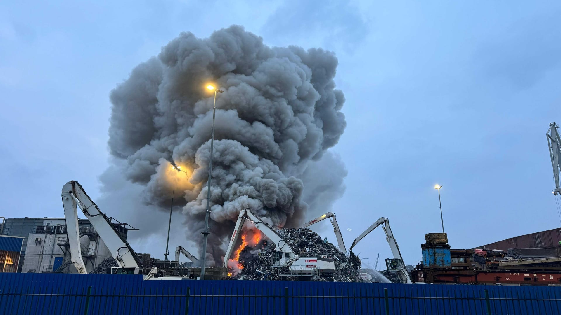 Der Brand brach kurz nach 4 Uhr aus. Seit dem hängt eine dicke Rauchwolke über Teilen Hamburgs.