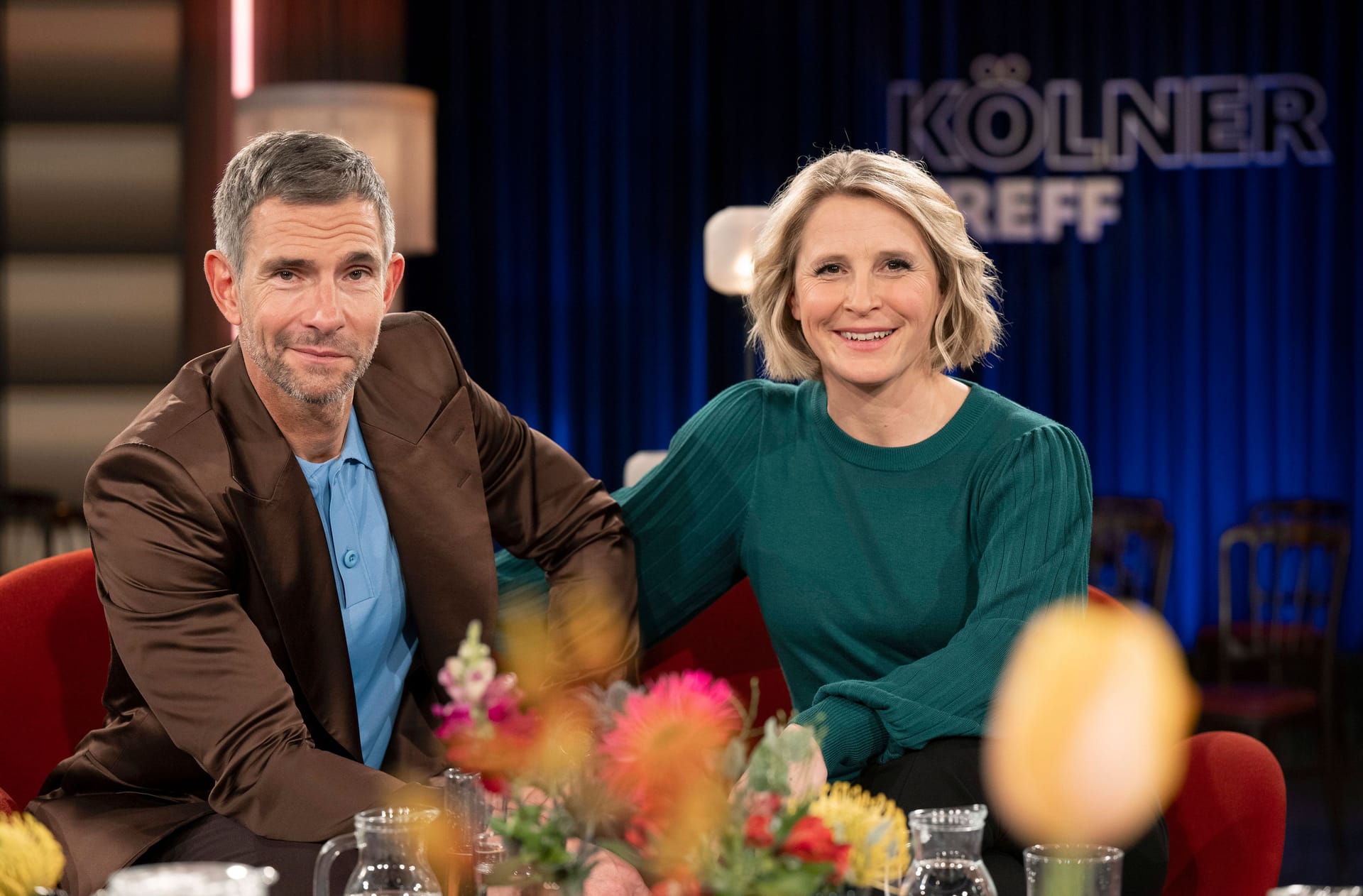 Micky Beisenherz und Susan Link sitzen auf einer Couch im "Kölner Treff"-Studio.