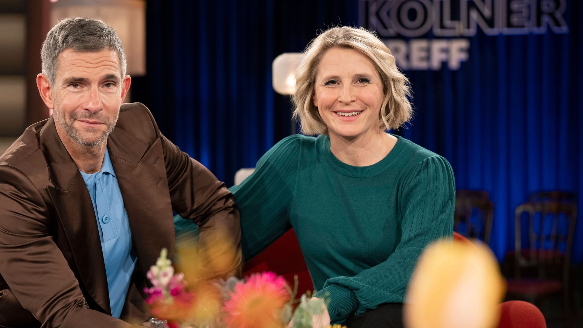 Micky Beisenherz und Susan Link sitzen auf einer Couch im "Kölner Treff"-Studio.