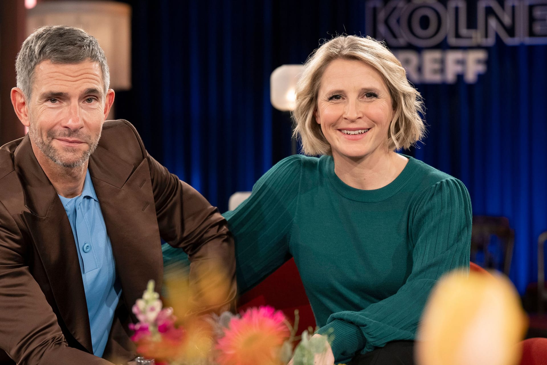 Micky Beisenherz und Susan Link sitzen auf einer Couch im "Kölner Treff"-Studio.