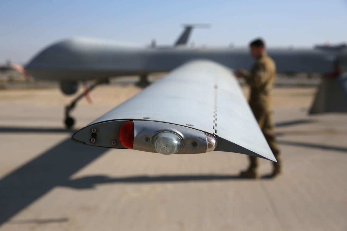 Eine US-Drohne des Modells MQ-1B Predator auf einem geheimen Luftwaffenstützpunkt im Nahen Osten.