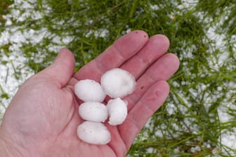 Schwere Unwetter mit jeder Menge Hagel ziehen seit den Abendstunden durch Südbayern. Eine Superzelle zog von Füssen quer nach Garmisch-Partenkirchen. Im Gepäck kein Schnee, sondern regelrechte Hagelmassen. Besonders heftig traf es die Ortschaft Ried am Forggensee.