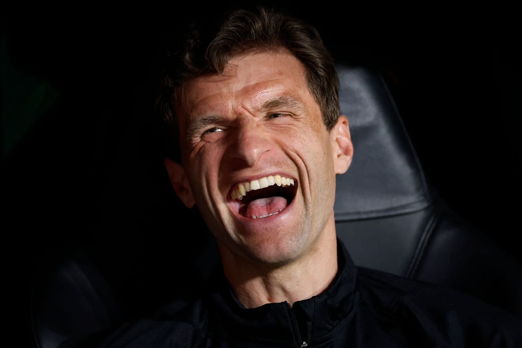 Bei bester Laune: Thomas Müller auf der Bank im Bernabeu-Stadion von Madrid.