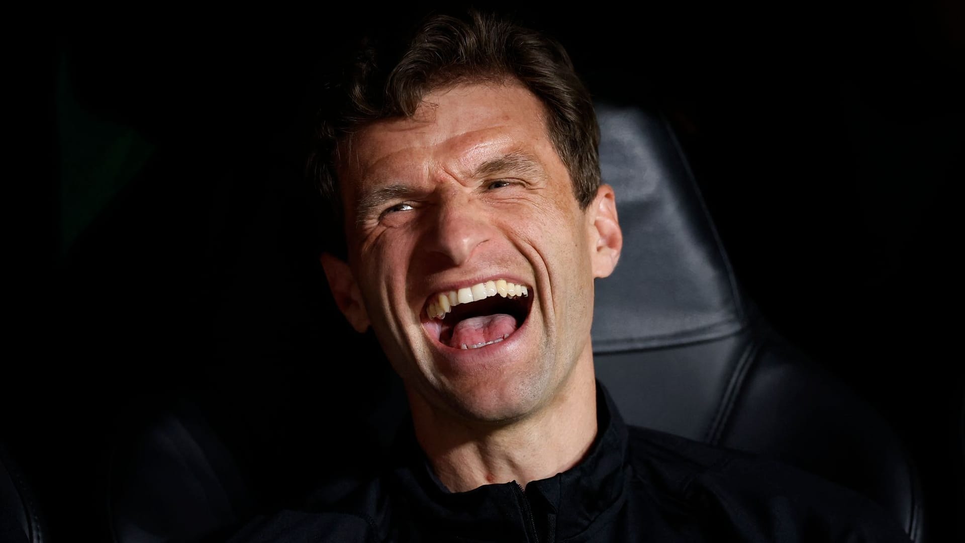 Bei bester Laune: Thomas Müller auf der Bank im Bernabeu-Stadion von Madrid.