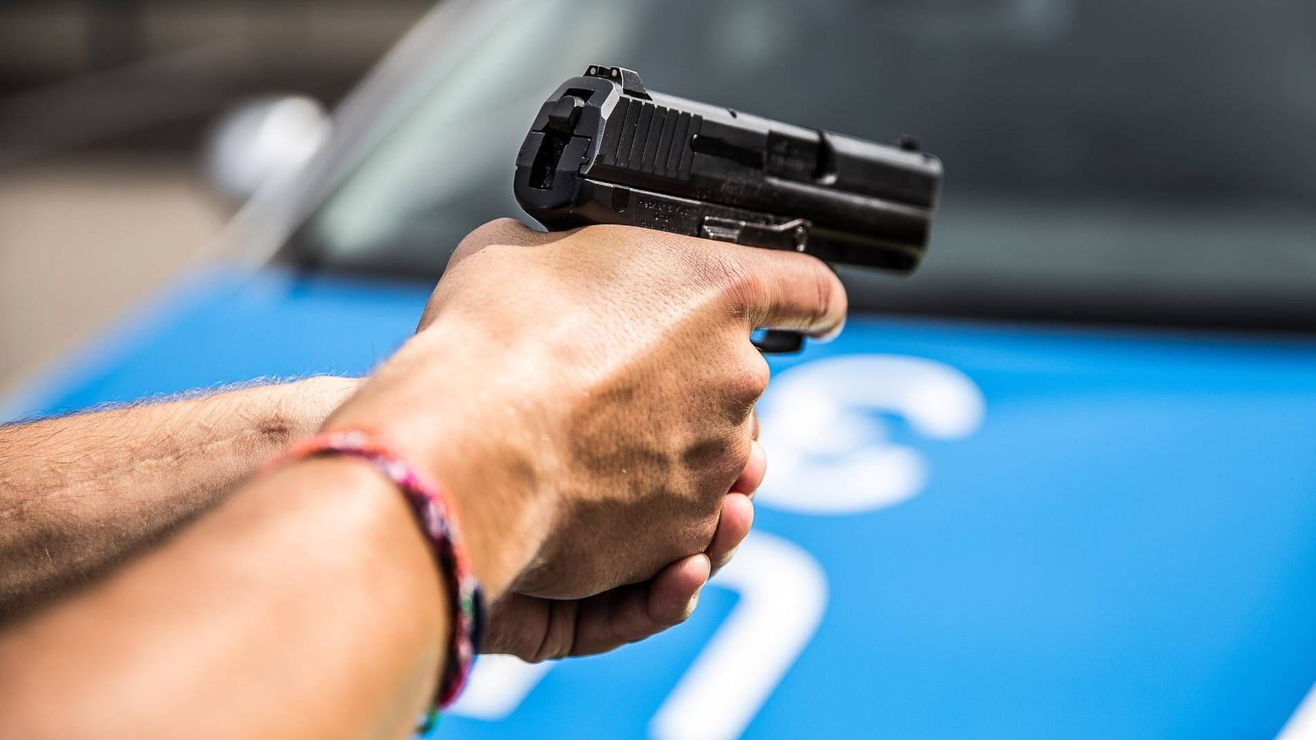 Themenbild Polizei, Polizei, Streifenwagen, Polizist mit Handschellen, Polizist mit Dienstpistole Baden-Württemberg