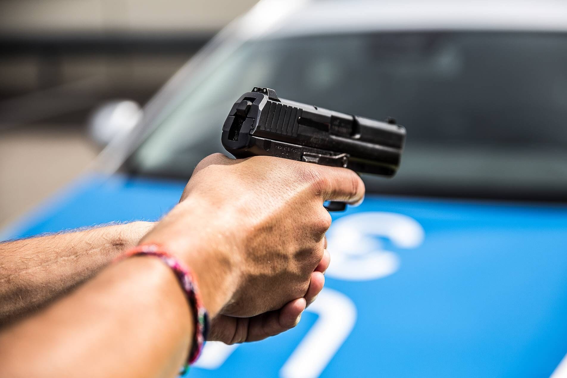 Themenbild Polizei, Polizei, Streifenwagen, Polizist mit Handschellen, Polizist mit Dienstpistole Baden-Württemberg