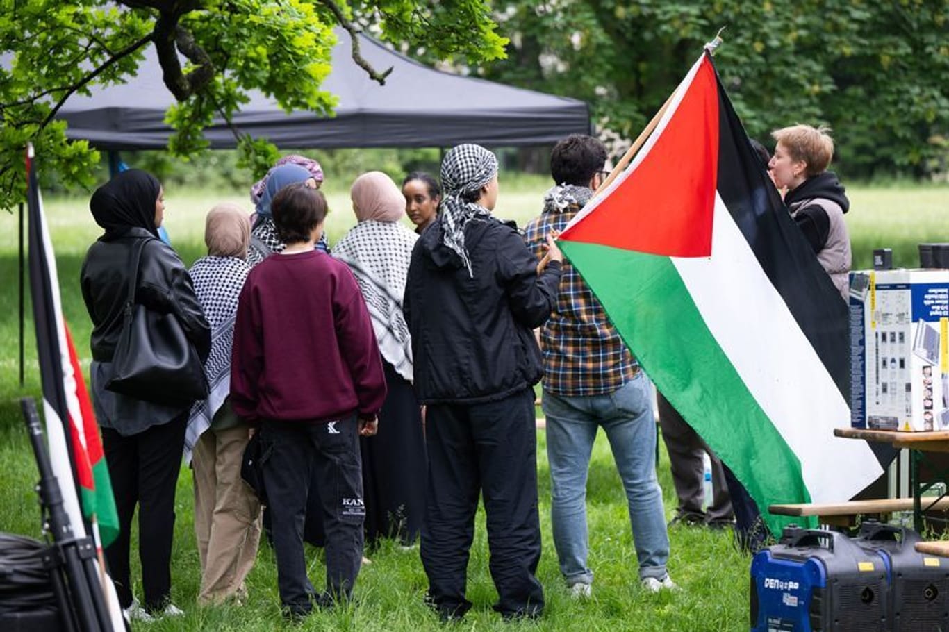 Teilnehmer bauen ein propalästinensisches Protestcamp auf dem Campus der Goethe-Universität am Westend auf: Es wurde unter Auflagen genehmigt.
