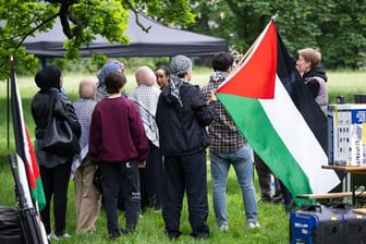 Teilnehmer bauen ein propalästinensisches Protestcamp auf dem Campus der Goethe-Universität am Westend auf: Es wurde unter Auflagen genehmigt.
