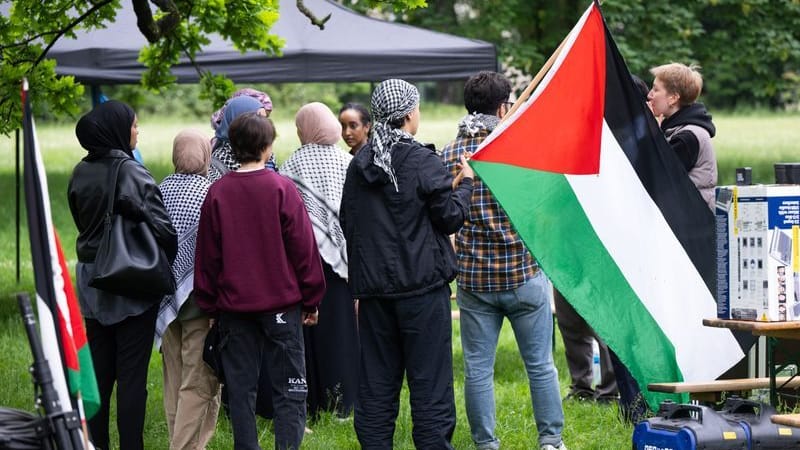 Teilnehmer bauen ein propalästinensisches Protestcamp auf dem Campus der Goethe-Universität am Westend auf: Es wurde unter Auflagen genehmigt.