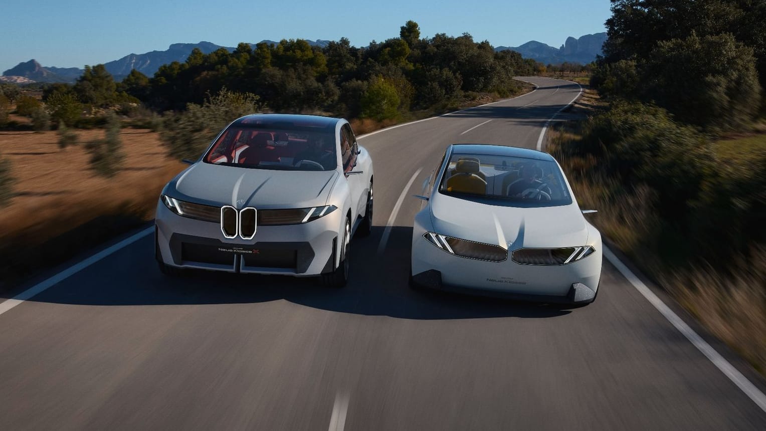 BMW Vision Neue Klasse X (l) und BMW Vision Neue Klasse