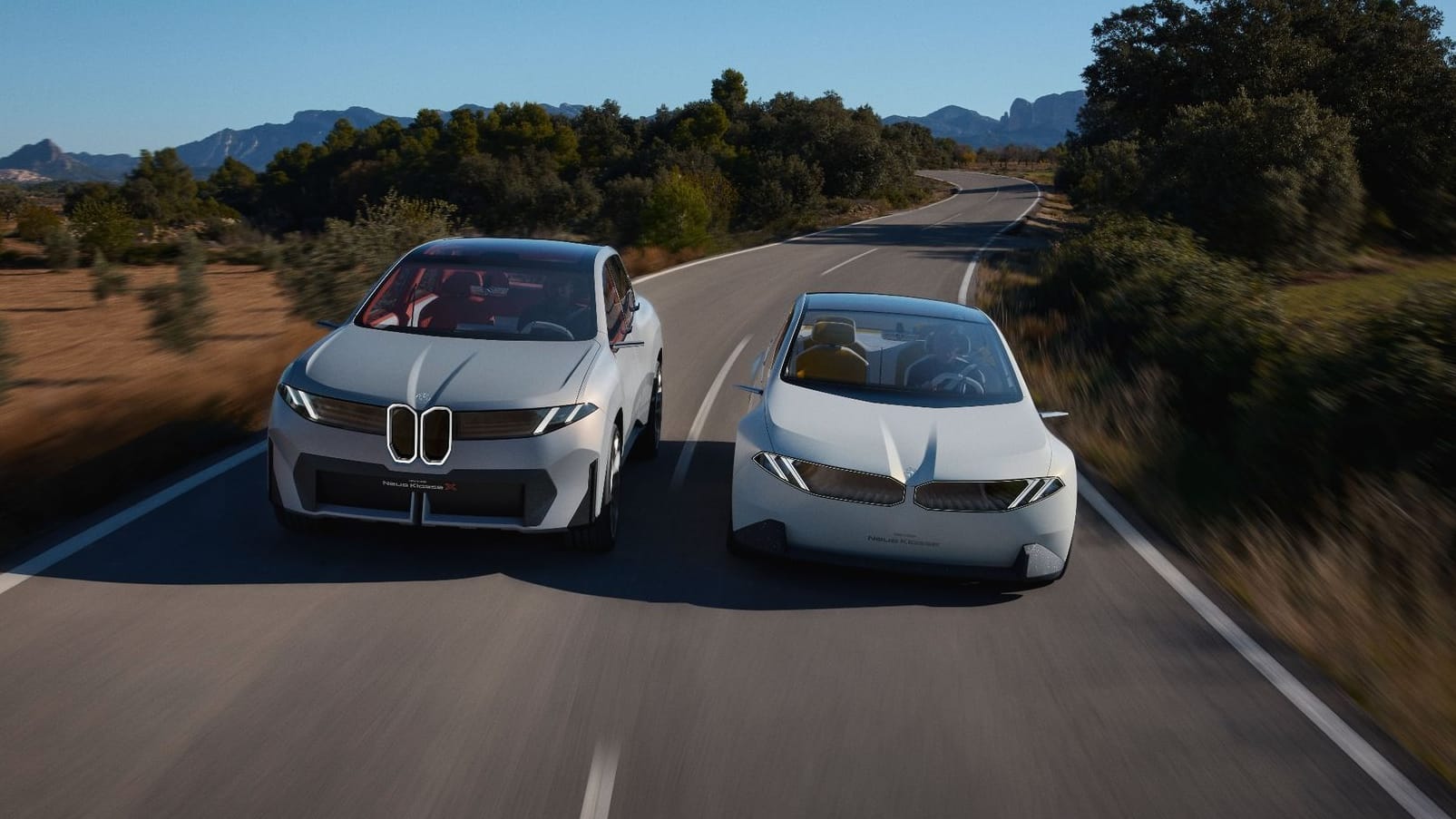 BMW Vision Neue Klasse X (l) und BMW Vision Neue Klasse