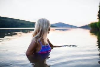 Ein Bad im eiskalten See: Auf die Gesundheit hat es positive Effekte.