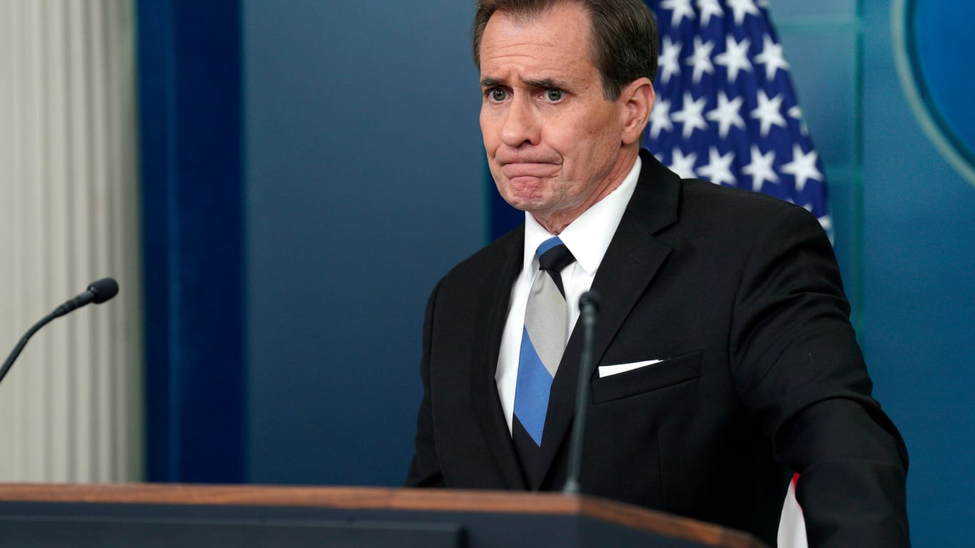 Joe Bidens Sicherheitsberater John Kirby spricht vor der Presse im Weißen Haus.