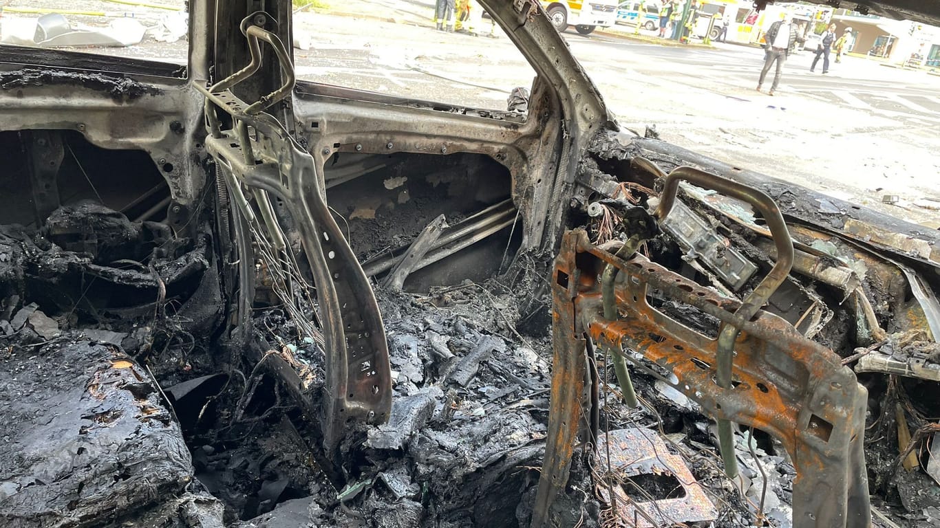 Komplett verkohlt; Ein geparktes Taxi wurde bei der Explosion zerstört.