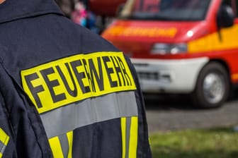 Ein Feuerwehrmann bei einem Einsatz (Symbolbild): Die Feuerwehr wurde am Donnerstagmorgen alarmiert, weil Risse an der Fassade eines Hauses entdeckt wurden.