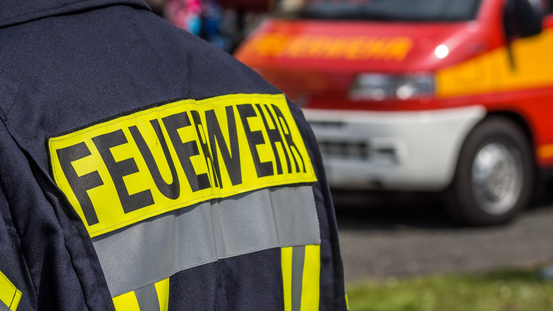 Ein Feuerwehrmann bei einem Einsatz (Symbolbild): Die Feuerwehr wurde am Donnerstagmorgen alarmiert, weil Risse an der Fassade eines Hauses entdeckt wurden. Ein Feuerwehrmann bei einem Einsatz (Symbolbild): Die Feuerwehr wurde am Donnerstagmorgen alarmiert, weil Risse an der Fassade eines Hauses entdeckt wurden.