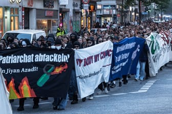 Frauen demonstrieren auf der traditionellen Walpurgisnacht-Demonstration unter dem Motto "Take back the Night" durch das Schanzenviertel und St.Pauli.